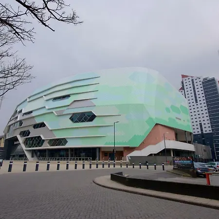 Капсульний готель Arena Village Лідс